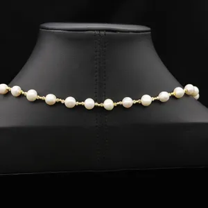 Elegante Perlenkette mit goldenen Perlen, schickes minimalistisches Schmuckstück.