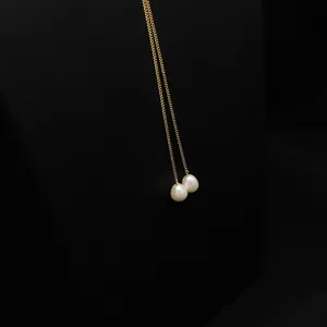 Lange Perlenkette für Damen, goldene Kette mit zwei Tropfenperlen, eleganter minimalistischer Pullover.