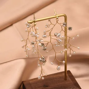 Elegante goldene Zweig-Perlenohrringe mit funkelnden Strasssteinen fuer Hochzeit und Alltag.