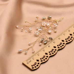 Elegantes handgefertigtes Perlen-Strass-Draht-Haarband-Schmuckstück mit Maßstab-Präsentation.