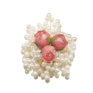 Exquisite pearl brooch featuring pink rose buds, elegant retro floral jewelry design for women.