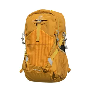 Detailansicht des gelben Nylon Wanderrucksacks mit praktischen Schnallen und Reisedesign.