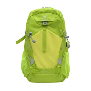 Taktischer Nylon Wanderrucksack Detail, hellgrüner Bergreise Tagesrucksack, robust.