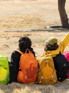 Robuster Nylon-Wanderrucksack mit Schnalle für Outdoor-Reisen, großes Sommer-Modell.