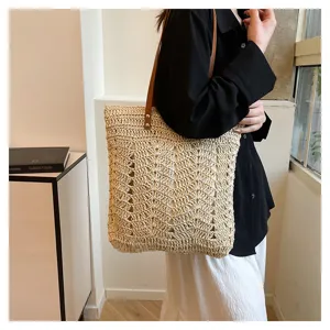 Grande borsa shopper in paglia intrecciata da donna, stile retro vacanza al mare.