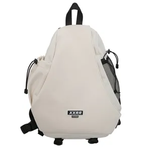 Dettaglio zaino streetwear écru con tessuto resistente, tasca laterale in rete e spallacci regolabili.