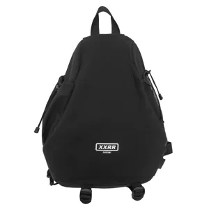 Primo piano dettagliato dello zaino a tracolla nero in stile streetwear con logo.