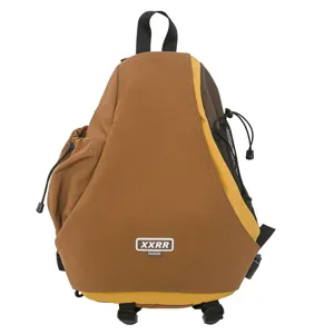 Dettaglio zaino monospalla di tendenza, colorblock marrone giallo, stile streetwear urbano.