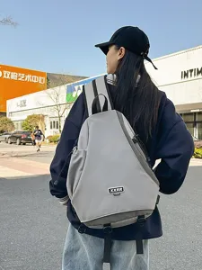 Zaino urbano grigio stile streetwear, borsa a tracolla multifunzionale per uso quotidiano.