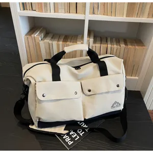 Detailansicht der großen Canvas Reisetasche, Freizeittasche für Outdoor Sport und Fitness.