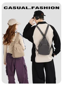 Detailansicht des minimalistischen Nylon-Rucksacks mit kompaktem Design und Trägern.
