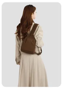 Detailansicht eines minimalistischen braunen Nylon Sling Rucksacks am Modell getragen.
