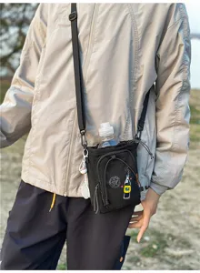 Vista detallada del bolso cruzado negro para exterior, ideal para senderismo y ciclismo.