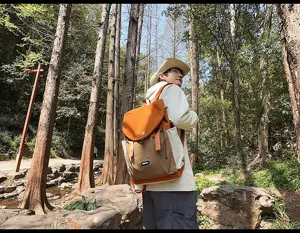 Vue détaillée du sac à dos de voyage outdoor colorblock avec poches et sangles pratiques.