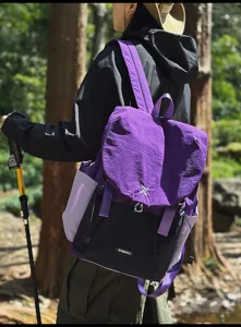 Vue détaillée du sac à dos de randonnée extérieur, design bicolore violet et noir élégant.