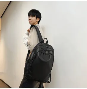 Vue detaillee du sac a dos d'affaires pour hommes en cuir PU noir, grande capacite.
