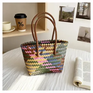 Λεπτομέλεια πλεχτής τσάντας shopper, κομψή γυναικεία τσάντα ώμου καλάθι για καθημερινή χρήση.