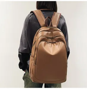 Vue de detail du sac a dos en cuir PU marron, grande capacite pour les trajets.