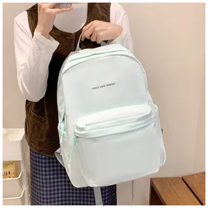Mintgrüner Studenten Rucksack Detail, minimalistischer Buchstabendruck, lässige Schultasche.
