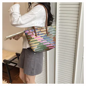 Λεπτομέρεια πολύχρωμης υφαντής τσάντας shopper, γυναικεία casual τσάντα ώμου.