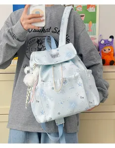Nahaufnahme des hellblauen Harajuku-Sternenrucksacks aus Canvas mit süßem Plüsch-Anhänger.