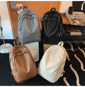 Sacs à dos en cuir PU multicolores affichés dans une scène quotidienne moderne, vue détaillée.