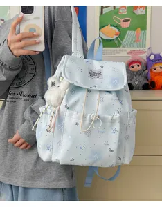 Detailansicht des süßen blauen Stern-Rucksacks mit Plüschanhänger und Fronttaschendesign.