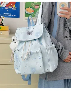 Hellblauer Rucksack Detail mit Sternenmuster, niedlicher japanischer Stil fuer Schueler.