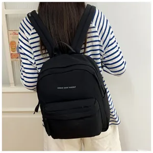 Minimalistischer schwarzer Studentenrucksack mit Buchstabenprint und großer Kapazität.