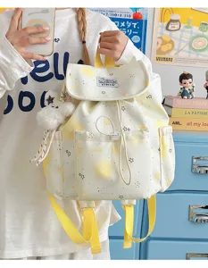 Detailansicht des japanischen Harajuku-Stil Canvas-Schulrucksacks mit Sternen und gelben Gurten.