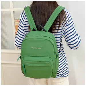 Grüner Schulrucksack Detailansicht, lässiger Stil mit Buchstabendruck, großer Kapazität.