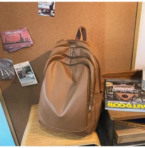 Vue détaillée de sac à dos en cuir PU marron, grand sac de banquier décontracté scène de vie.