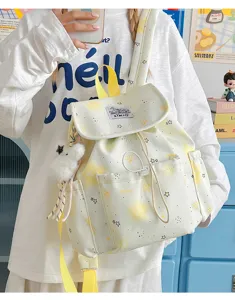 Detailansicht des süßen Harajuku Sternen-Leinwandrucksacks mit Fronttasche und Plüschanhänger.