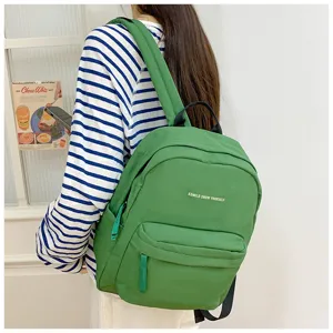 Grüner minimalistischer Studentenrucksack Detail mit großem Fassungsvermögen und Reißverschluss.