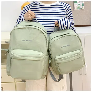 Detailansicht des grossen legeren Schuelerrucksacks in Hellgruen mit individuellem Schriftzug.