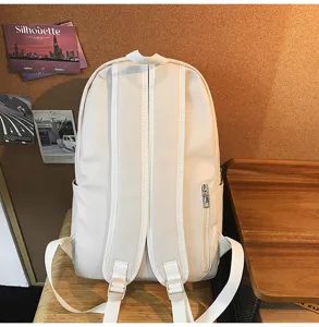 Détail du sac à dos en cuir PU beige, avec bretelles réglables et poche latérale.