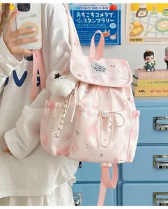 Rosa Rucksack mit Sternen im Harajuku-Stil Detail, süße Schultasche mit Plüschanhänger.