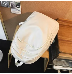 Vue détaillée du sac à dos d'affaires en cuir PU blanc, grande capacité de transport.