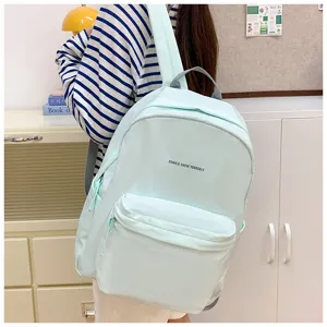 Hellgrüner Canvas Rucksack Detailansicht, lässiger Schüler Schulranzen mit Buchstaben.