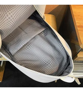 Vue detaillee de la structure interieure et de la grande capacite du sac a dos en cuir.