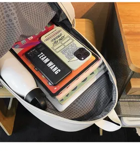 Vue détaillée du grand sac à dos en PU blanc montrant le rangement intérieur spacieux.