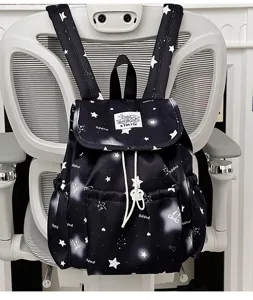 Detailansicht des Harajuku Sternen-Schülerrucksacks in Schwarz mit praktischen Kordelzügen.