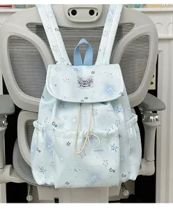 Detailansicht des niedlichen japanischen Harajuku-Rucksacks in Hellblau mit Sternenmuster und Vordertasche.