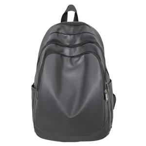 Gros plan sur les details du sac a dos en cuir PU noir, avec plusieurs compartiments a fermeture.