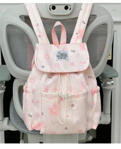 Rosa Segeltuch Schulrucksack Detail mit süßen Sternen, Vordertasche und verstellbaren Trägern.