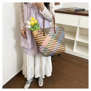 Λεπτομέρεια χειροποίητης υφαντής τσάντας shopper, λεπτή υφή και ανθεκτικά πλεγμένα χερούλια.