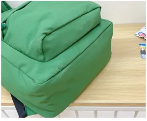 Detailansicht des grunen freizeit studentenrucksacks mit grossem kapazitat und robustem stoff.