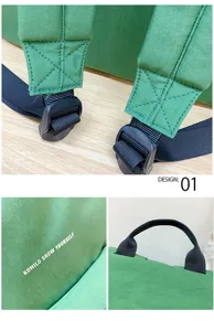 Details des minimalistischen Letterprint-Schulrucksacks, Schultergurte und Aufdruck.