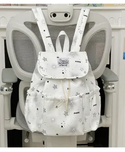 Detailaufnahme des weißen Harajuku Schulrucksacks mit Sternen- und Welpen-Druck, Fronttasche.