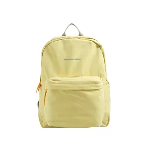 Detailansicht des lässigen minimalistischen Studenten-Schulrucksacks mit Buchstaben in Gelb.